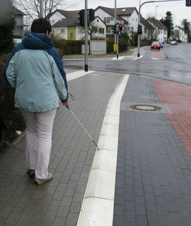 Für Blinde ist der Trennstein gut ertastbar. Er verhindert, dass er auf den Radweg gerät und am Radwegende auf die Fahrbahn.