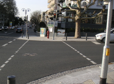 Breite Nullabsenkung mit davorliegendem Richtungsfeld und Auffindestreifen zur Ampel