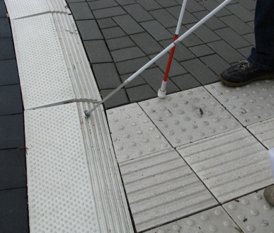 An der Querungsstelle endet der Auffindestreifen vor dem Trennstein. Der Radweg ist für Blinde ebenso gefährlich wie die Fahrbahn.