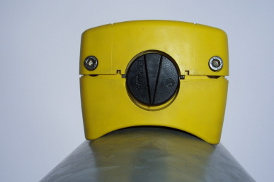 Der Vibrator an der Unterseite des Tasters signalisiert Blinden "Grün", der Pfeil zeigt die Querungsreichtung.