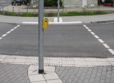 Breite Nullabsenkung mit davorliegendem Richtungsfeld und Auffindestreifen zur Ampel