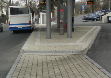 Bei Busbahnhöfen sind viele Einstiegsstellen und eine Fahrbahnquerung zu verbinden