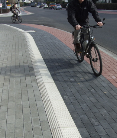 Radfahrer bleiben auf dem Radweg.