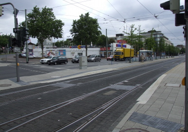 Bei Straßenbahnen gibt es keine festen Einstiegsstellen. Ein Leitstreifen parallel zur Bahsteigkante markiert den Einstiegsbereich.