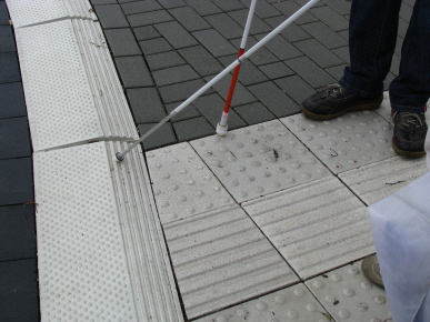 An der Querungsstelle endet der Auffindestreifen vor dem Trennstein. Der Radweg ist für Blinde ebenso gefährlich wie die Fahrbahn.