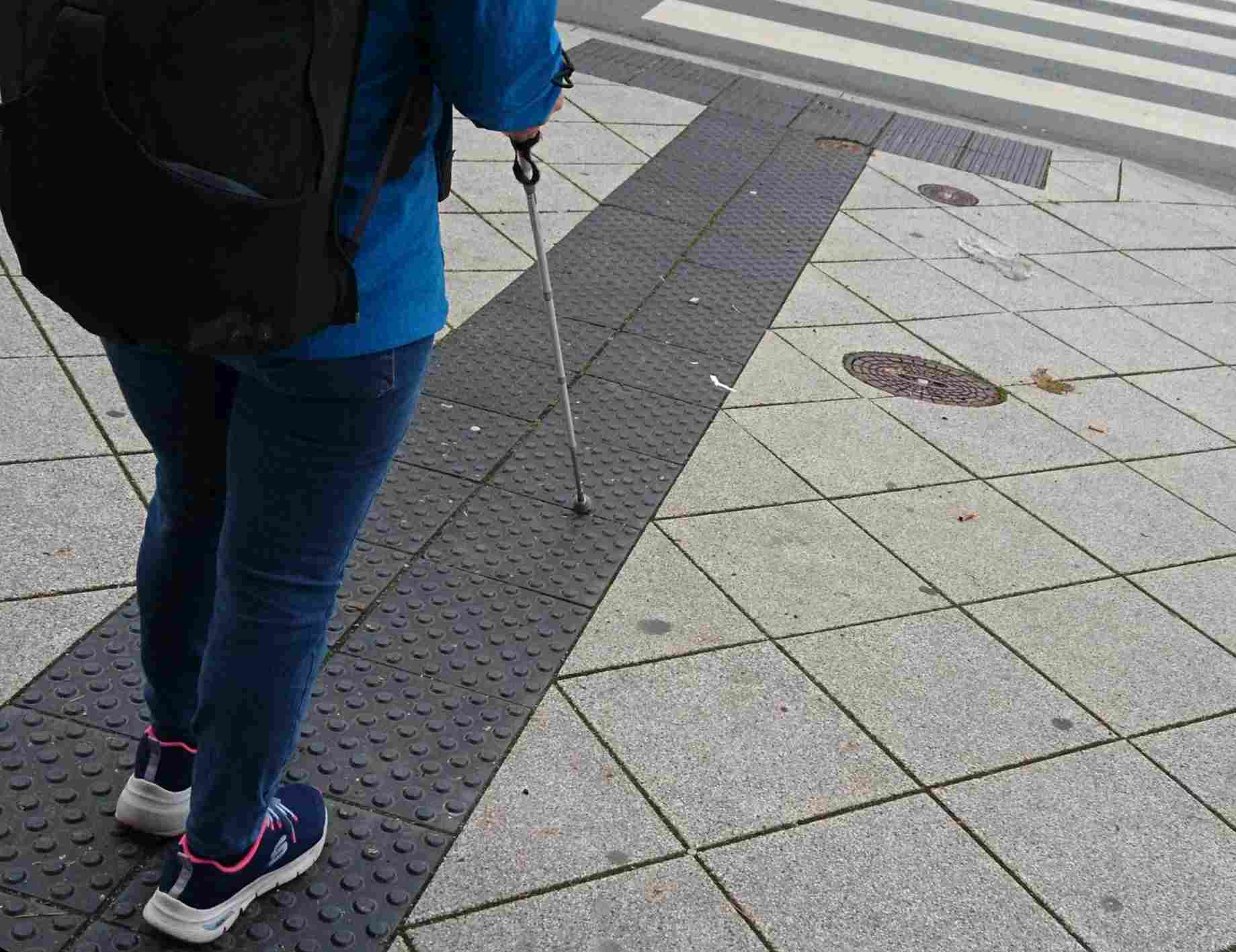 Auffindestreifen mit Noppen f&uuml;r Querungsstelle, davor Rippen als Richtungsfeld